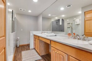 Shower, towels - Lakefront home w/ deck, grill, fireplace, firepit, AC, & WiFi (Eagle River)