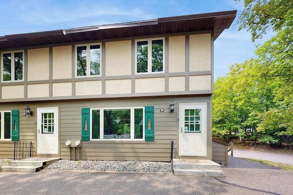 Exterior - Lovely, family-friendly home w/ a patio, balcony, forest views, & river access (Eagle River)