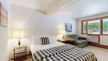 3 bedrooms, desk, WiFi, bed sheets