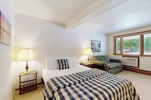 Desk, WiFi, bed sheets - Lovely, family-friendly home w/ a patio, balcony, forest views, & river access (Eagle River)