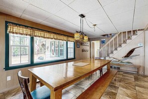 Dining - Family-friendly and waterfront home w/ basketball hoop - Dogs ok (Eagle River)