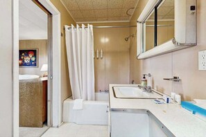 Shower, hair dryer, towels - Family-friendly and waterfront home w/ basketball hoop - Dogs ok (Eagle River)