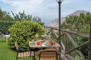 Ein Tisch im Freien mit Blick auf eine gebirgige Landschaft.