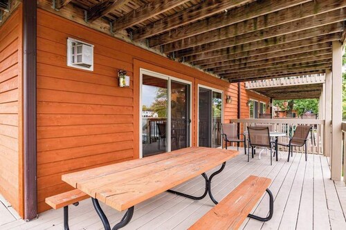 Inviting lakefront retreat - amazing views, beach access, dock & inviting deck