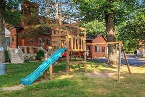 Children’s area - Inviting lakefront condo - amazing views, beach access, fireplace, dock, AC, W/D (Wisconsin Dells)