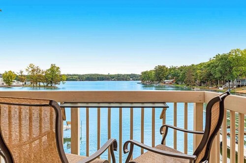 Lakefront condo with deck, amazing views, private beach access, fireplace & dock