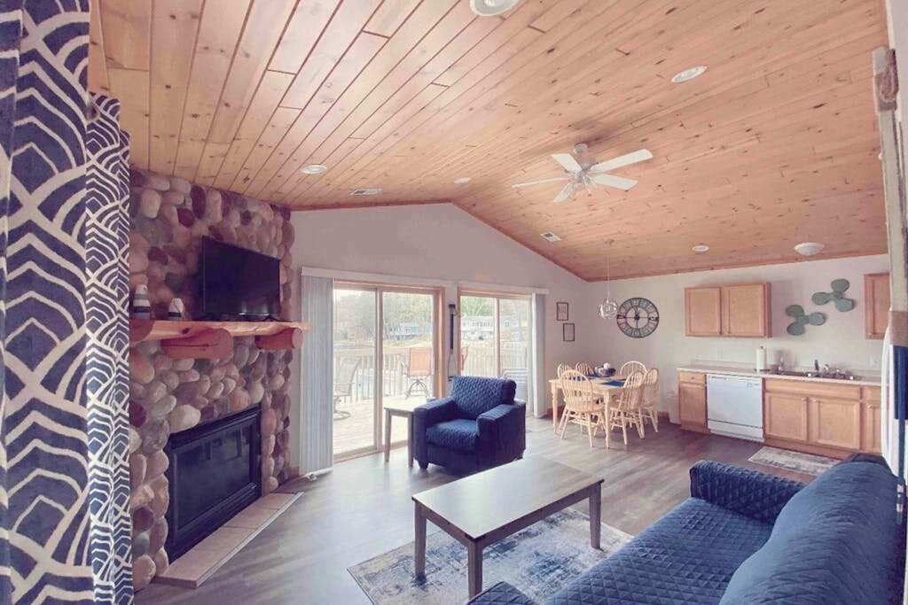 Lakefront Condo With Deck, Amazing Views, Private Beach Access, Fireplace & Dock - Wisconsin Dells, WI