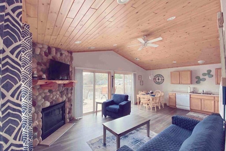 Lakefront Condo With Deck, Amazing Views, Private Beach Access, Fireplace & Dock - Wisconsin Dells, WI