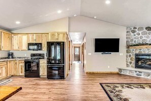 Fridge, microwave, oven, stovetop - Fantastic dog-friendly cabin with hot tub, fireplace, patio, grill, central AC, & W/D (Conover)
