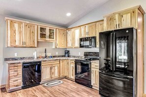 Fridge, microwave, oven, stovetop - Fantastic dog-friendly cabin with hot tub, fireplace, patio, grill, central AC, & W/D (Conover)