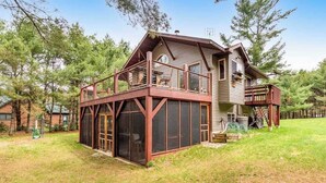 Une maison à deux étages dotée d’un balcon et d’un porche abrité.