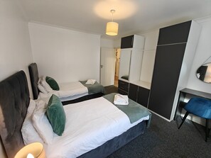 2 bedrooms, desk, iron/ironing board, travel cot - Contemporary 2 Bed Flat with Garden - Sleeps 7 (Watford)