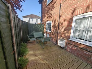 Outdoor dining - Contemporary 2 Bed Flat with Garden - Sleeps 7 (Watford)