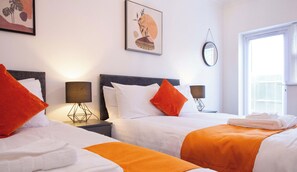 2 bedrooms, desk, iron/ironing board, travel cot - Contemporary 2 Bed Flat with Garden - Sleeps 7 (Watford)