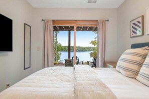 Iron/ironing board, WiFi, bed sheets - 3-story chalet with private hot tub, game room & waters toys - dog-friendly (Lac Du Flambeau)