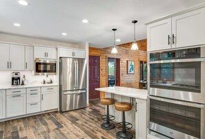 Fridge, microwave, oven, stovetop - 3-story chalet with private hot tub, game room & waters toys - dog-friendly (Lac Du Flambeau)