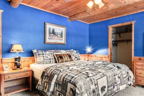 Tabla de planchar con plancha, cuna de viaje, internet y ropa de cama