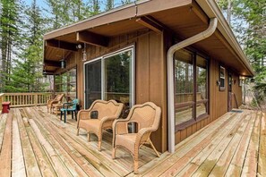 Terrace/patio - Cozy lakefront cabin in the heart of Wisconsin's Northwoods with canoe & kayak (Lac Du Flambeau)