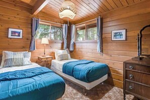 Desk, iron/ironing board, WiFi, bed sheets - Cozy lakefront cabin in the heart of Wisconsin's Northwoods with canoe & kayak (Lac Du Flambeau)