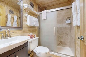 Shower, hair dryer, towels - Charming Log Cabin-  Boat, fish, hike & snowmobile—minutes to lakes & trails (Friendship)