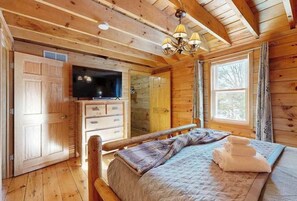 Iron/ironing board, WiFi, bed sheets - Charming Log Cabin-  Boat, fish, hike & snowmobile—minutes to lakes & trails (Friendship)