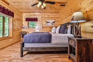 Iron/ironing board, WiFi, bed sheets - Woodland Wonderland | Spacious cabin-style house in Winchester with lake access (Winchester)