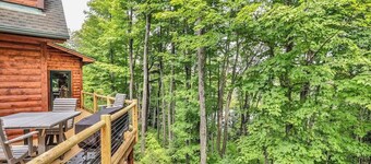 Woodland Wonderland | Spacious cabin-style house in Winchester with lake access