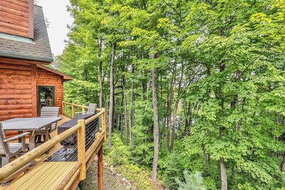 Woodland Wonderland | Spacious cabin-style house in Winchester with lake access