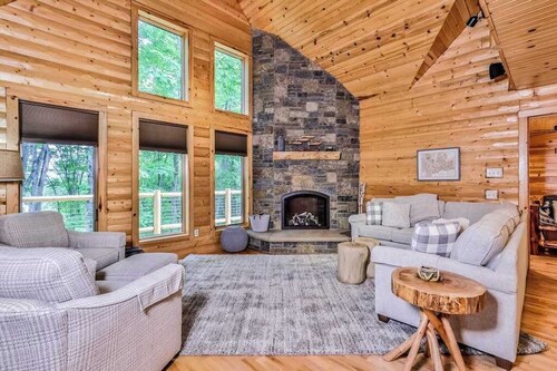 Woodland Wonderland | Spacious cabin-style house in Winchester with lake access