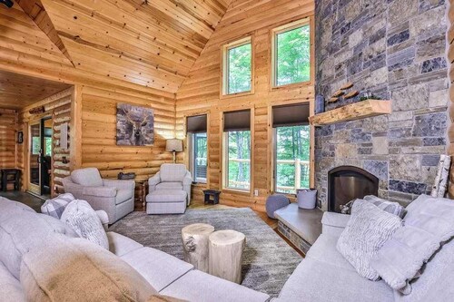 Woodland Wonderland | Spacious cabin-style house in Winchester with lake access