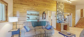 Lakefront home with large patio, fire pit, W/D & WIFI