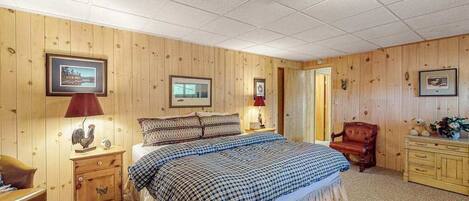 2 bedrooms, desk, WiFi, bed sheets