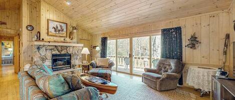TV, fireplace
