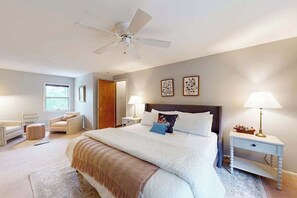 4 bedrooms, desk, iron/ironing board, travel cot - Gorgeous lakefront home with dock, sandy beach area, fireplace, huge deck & WIFI (Minocqua)