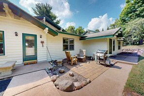 Outdoor dining - Lakefront home with large patio, docks, gas grill, fire pit, & WIFI (Phelps)