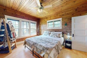 Iron/ironing board, travel cot, WiFi, bed sheets - Lakefront home with large patio, docks, gas grill, fire pit, & WIFI (Phelps)