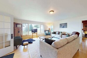 TV - Lakefront home with large patio, docks, gas grill, fire pit, & WIFI (Phelps)