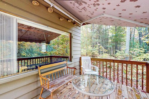 Tranquil & serene cabin getaway w/ large patio, fire pit, & lovely nature views