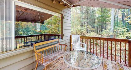 Tranquil & serene cabin getaway w/ large patio, fire pit, & lovely nature views