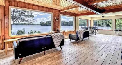 Large lakefront lodge w/Kayaks, Arcade games, WIFI, next to public boat launch