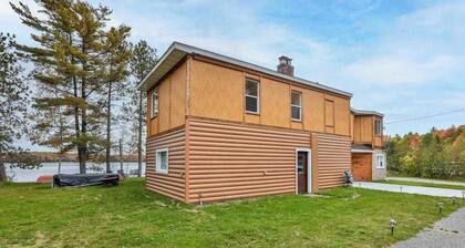 Large lakefront lodge w/Kayaks, Arcade games, WIFI, next to public boat launch