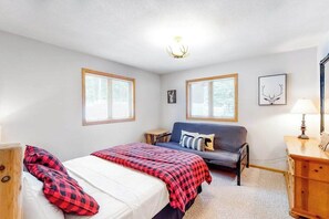 Iron/ironing board, travel cot, WiFi, bed sheets - Lakefront home with firepit, large deck, & amazing views (St. Germain)