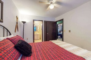 Iron/ironing board, travel cot, WiFi, bed sheets - Lakefront, dog-friendly home with beach access, kayaks and firepit (Phelps)