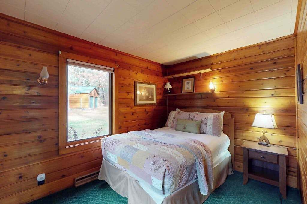 Desk, iron/ironing board, WiFi, bed sheets