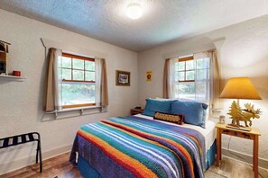 Travel cot, bed sheets - Riverside Home with Firepit,  Gas Grill,  and Washer/Dryer (Manitowish Waters)