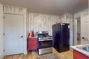 Kühlschrank, Mikrowelle, Ofen, Herdplatte