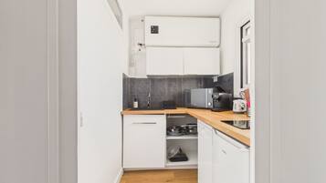 Een koelkast, een oven, een vaatwasser, een koffiezetapparaat/waterkoker