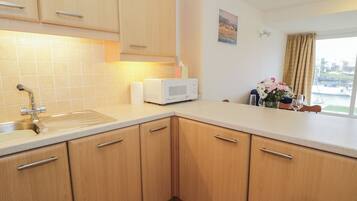 Dishwasher, cookware/dishes/utensils