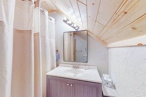 Shower, towels - Secluded retreat w/ lake access, snowmobile/ATV trail, large garage & bunk room (Land O' Lakes)