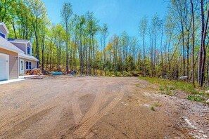 Property grounds - Secluded retreat w/ lake access, snowmobile/ATV trail, large garage & bunk room (Land O' Lakes)